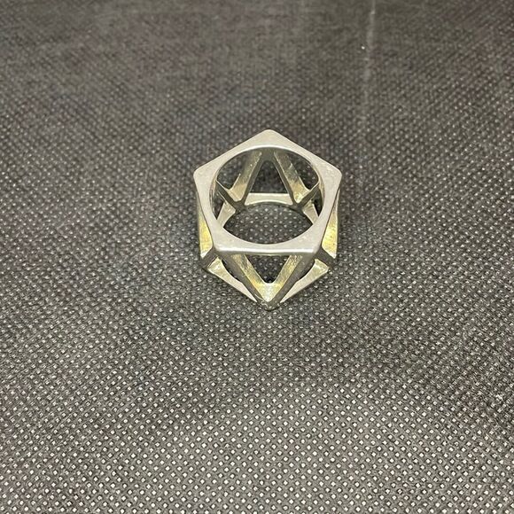 Large metal ring with a triangle pattern - Picture 2 of 5